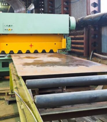 guillotiningmachineryforcuttingsteelsheets-640w