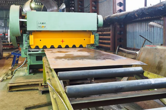guillotiningmachineryforcuttingsteelsheets-640w